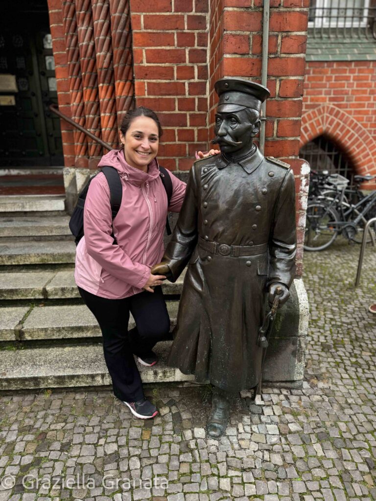 eu cumprimentando a estatua do Hauptmann de Kopenick em frente a Rathaus em Berlim