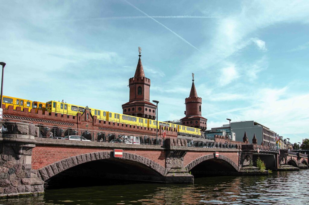 foto da ponte Oberbaum em Berlim, com o colorido do amarelo dos vagoes do metro, o Ubahn